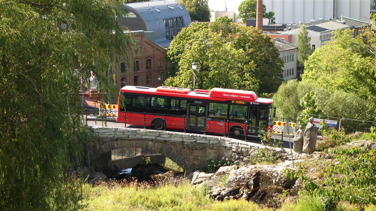 Bilde av buss som kjører over Storebro - Klikk for stort bilde
