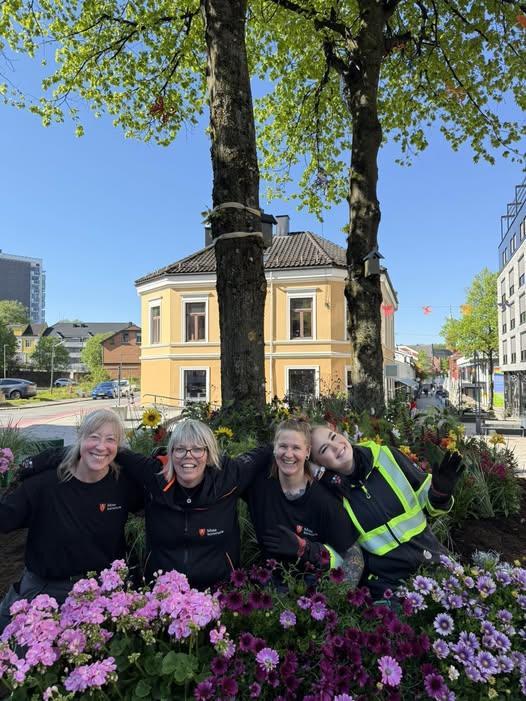 Bilde av kommunens gartnere i blomterbed - Klikk for stort bilde