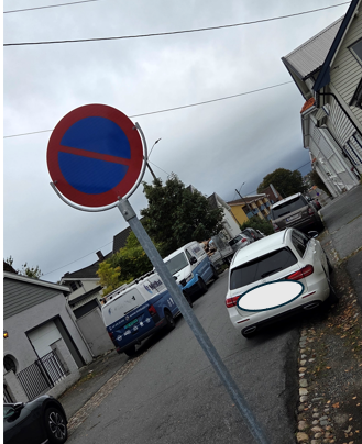 Bilde av bil parkert etter parkering forbudt skilt - Klikk for stort bilde